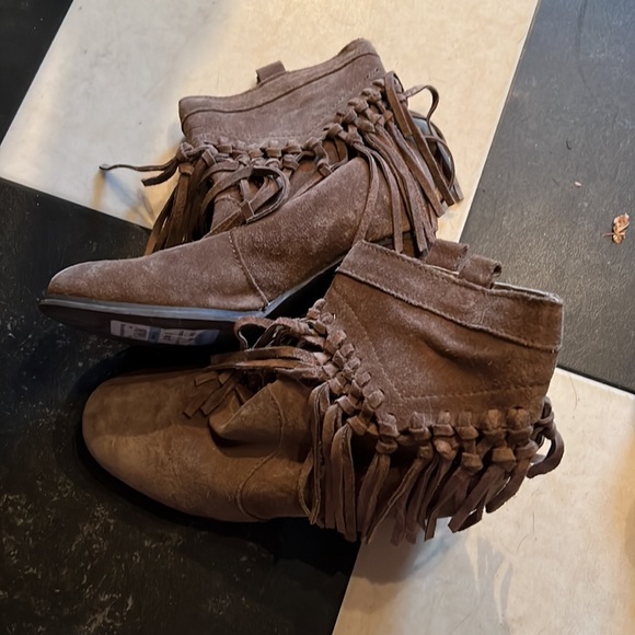 Sbicca vintage collection size 6 tan suede fringe boot - Picture 2 of 3